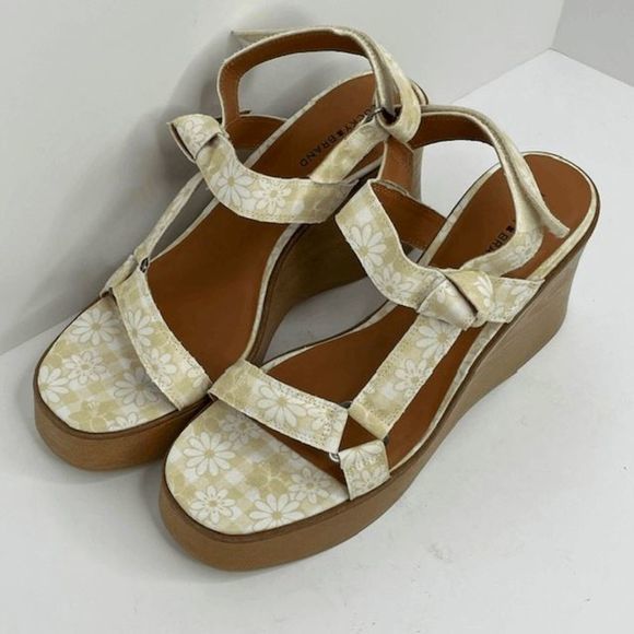 Lucky Brand Demmia Buttered Yellow‎ Sandals - Picture 5 of 6